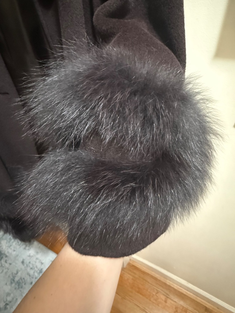 Elegant Brown Wool Coat with Luxurious Fur Trim Collar & Cuffs - Picture 4 of 6